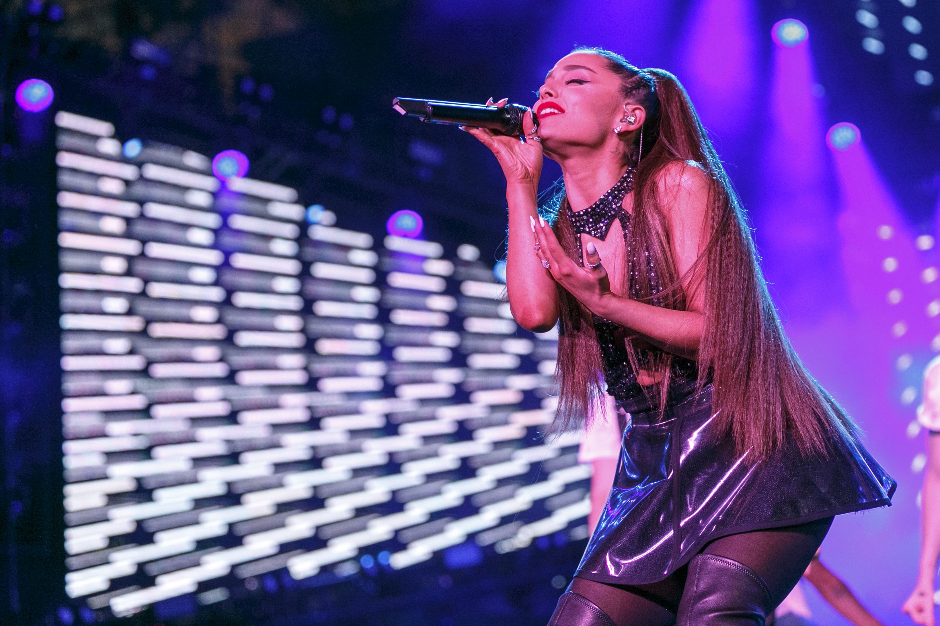 Ariana Grande suing Forever 21 for using 'lookalike' model - BBC Newsround
