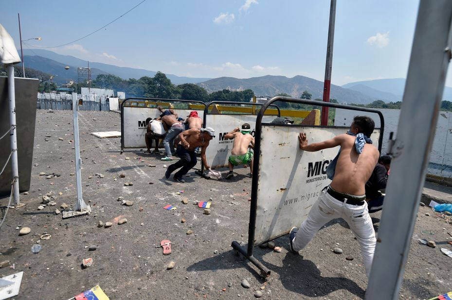 Demonstrators clash with Venezuelan soldiers at the Simon Bolivar International Bridge in Cucuta, Colombia, on Saturday, February 23.