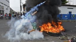 TOPSHOT - Venezuelans clash with national guards in the border town of Urea after Maduro«s government ordered to temporary close down the border with Colombia on February 23, 2019. - Venezuela braced for a showdown between the military and regime opponents at the Colombian border on Saturday, when self-declared acting president Juan Guaido has vowed humanitarian aid would enter his country despite a blockade (Photo by JUAN BARRETO / AFP)        (Photo credit should read JUAN BARRETO/AFP/Getty Images)