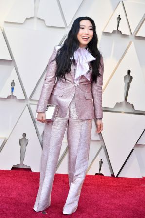 Oscar presenter Awkwafina had a bit a fun of at this year's awards ceremony, wearing a sparkly lavender pantsuit and pussy bow.