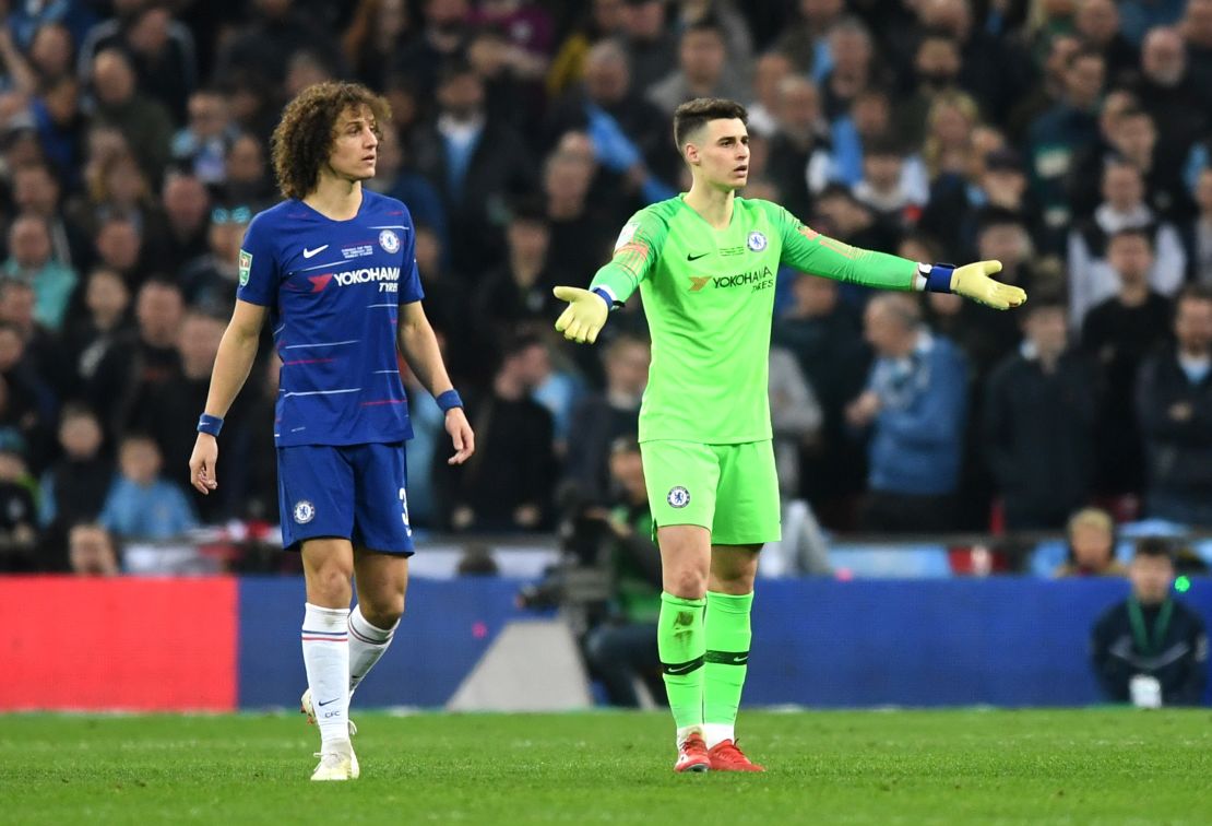 Kepa looks towards the bench as Sarri demands his goalkeeper to leave the pitch.