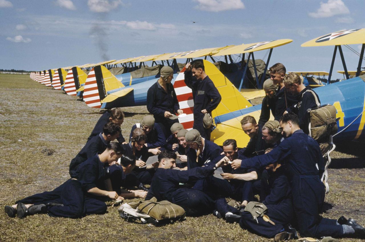 Pilots relax during a training camp in Florida in 1941 © IWM