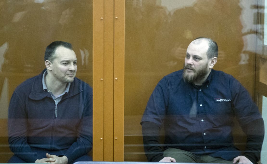 Former FSB officer Sergei Mikhailov (L) and former Kaspersky Lab employee Ruslan Stoyanov at a hearing in court on February 26.
