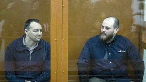 Former FSB officer Sergei Mikhailov (L) and former Kaspersky Lab employee Ruslan Stoyanov at a hearing in court on February 26.