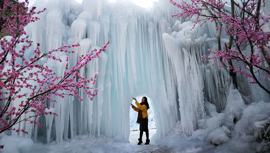 Waterfalls in Mimishui scenic spot can drop 93 meters down. It's in Pingshan County of Shijiazhuang, capital of north China's Hebei Province.