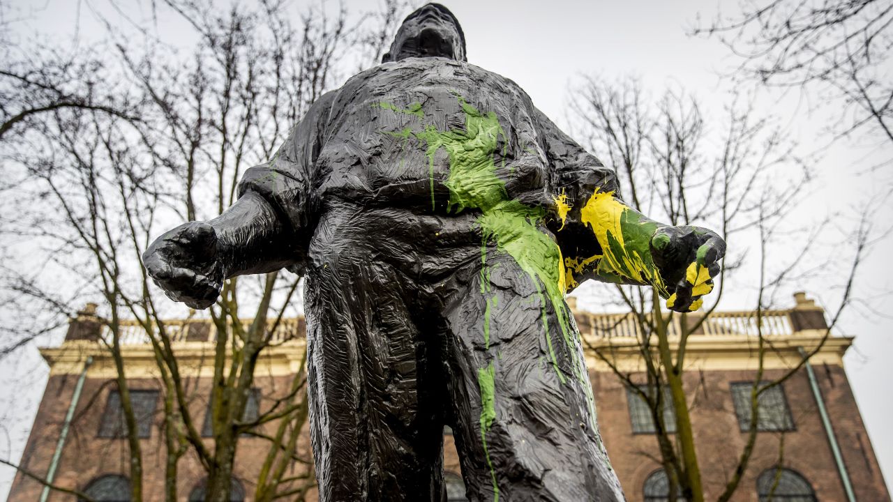 The 'De dokwerker' statue, commemorating the strike against the German occupation during WWII, was covered with yellow and green paint by rival supporters.