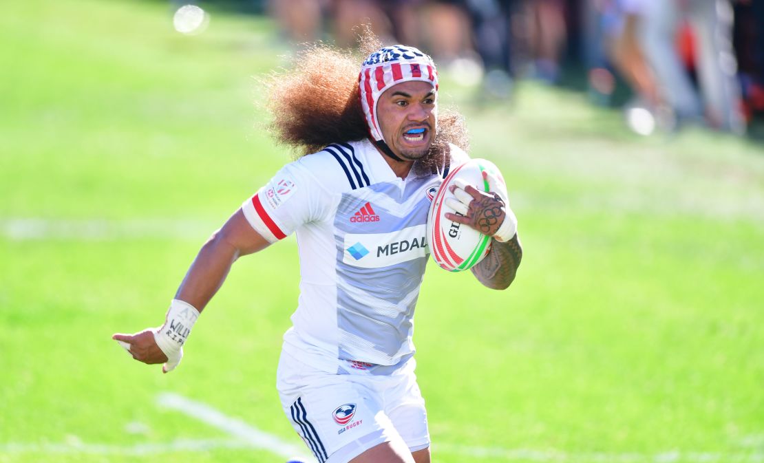 Folau Niua runs through to score for the USA against New Zealand in the semifinal of the Las Vegas event.
