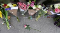 Floral tributes are pictured in London's Russell Square on August 4, 2016, following an overnight stabbing spree that left one woman dead and five other people injured.
British police were holding a 19-year-old man on suspicion of murder Thursday after a central London stabbing spree that killed a US woman but appeared unrelated to terrorism. / AFP / DANIEL LEAL-OLIVAS        (Photo credit should read DANIEL LEAL-OLIVAS/AFP/Getty Images)