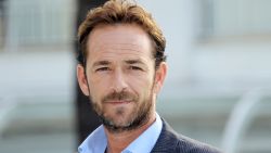 Actor Luke Perry poses during the TV series photocall "Goodnight for Justice" during the 26th edition of the five-day MIPCOM, on October 5, 2010 in Cannes. Thousands of TV content buyers are due to attend this year's international audiovisual entertainment trade show.  AFP PHOTO / VALERY HACHE (Photo credit should read VALERY HACHE/AFP/Getty Images)