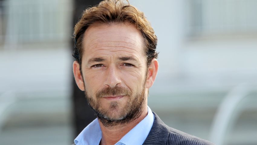 Actor Luke Perry poses during the TV series photocall "Goodnight for Justice" during the 26th edition of the five-day MIPCOM, on October 5, 2010 in Cannes. Thousands of TV content buyers are due to attend this year's international audiovisual entertainment trade show.  AFP PHOTO / VALERY HACHE (Photo credit should read VALERY HACHE/AFP/Getty Images)