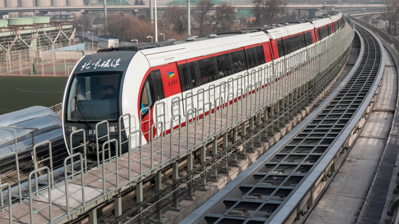 Beijing's first medium-low speed maglev line began operating in late 2017. The 10-kilometer-long track starts from Shijingshan district and ends in Mentougou district.  