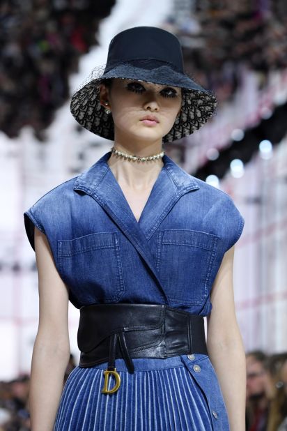 bella-hadid-louis-vuitton-menswear-paris-fashion-week-2020 (1) - Grazia