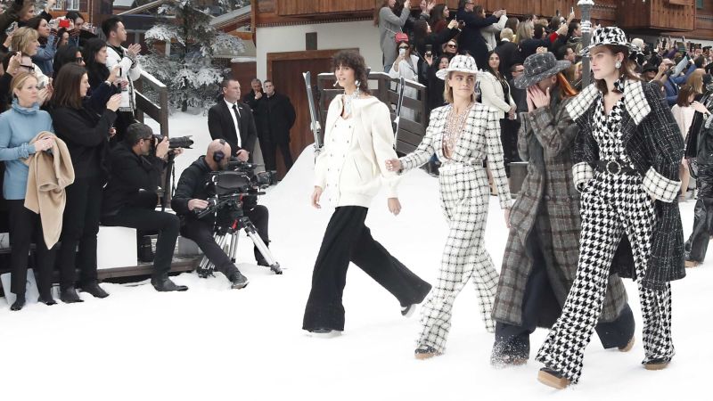 Paris Fashion Week: A moment of silence for Karl Lagerfeld at Chanel's first show | CNN