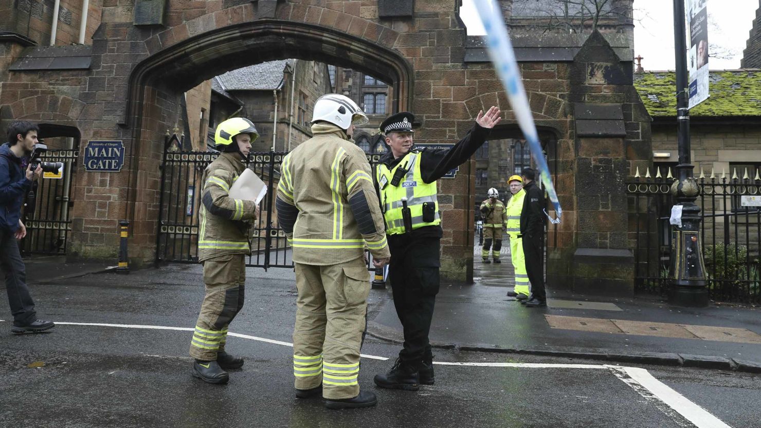 Police and fire services evacuated the University of Glasgow after a suspicious  package was found.