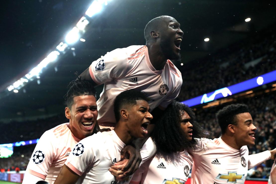 Manchester United players celebrate Marcus Rashford's last-gasp penalty.