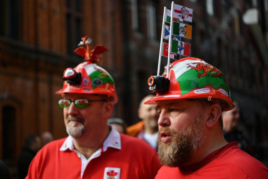 There is all sorts going on here. Why the mini-flags? And the glasses? Who does that?