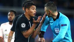 PARIS, FRANCE - MARCH 06: Thiago Silva of PSG remonstrates with the referee after a penalty is awarded to Manchester United during the UEFA Champions League Round of 16 Second Leg match between Paris Saint-Germain and Manchester United at Parc des Princes on March 06, 2019 in Paris, . (Photo by Julian Finney/Getty Images)