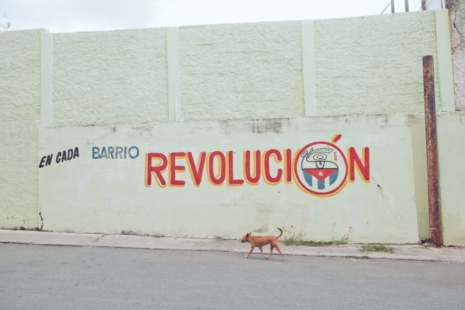A wall painted with the slogan, "En cada barrio revolución" ("In every neighborhood, revolution").