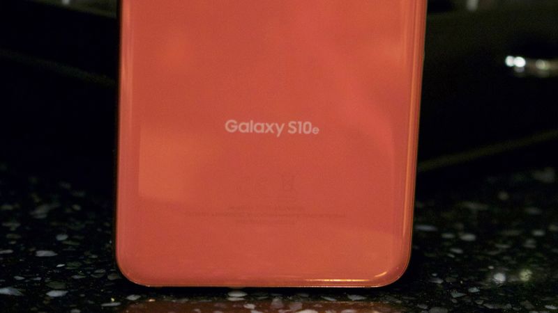Samsung Galaxy S10e review: This Galaxy is for everyone | CNN 