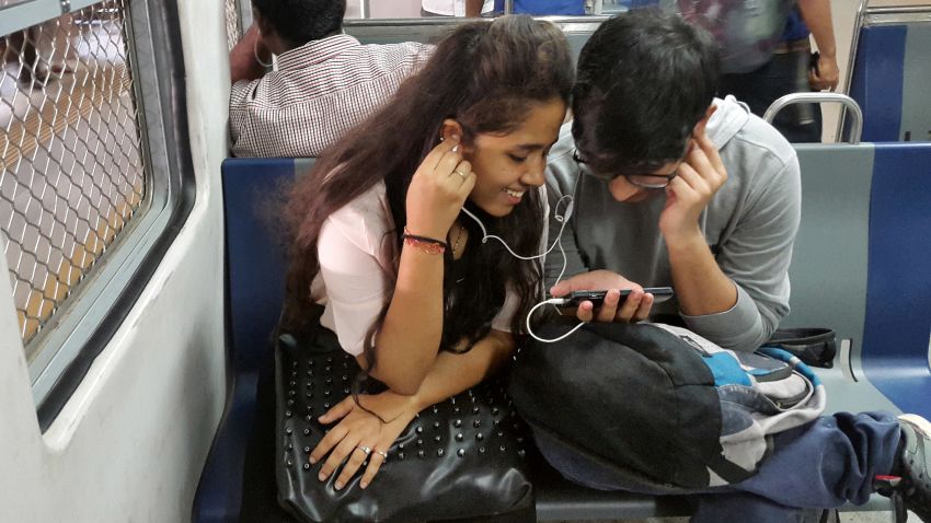 This photo taken on March 7, 2017 shows Indian students watching a movie on their smartphone while commuting on a suburban train in Mumbai.
Buyouts, mergers and quick exits -- as India's richest man shakes up the country's ultra-competitive mobile market, telecommunications companies are scrambling to either consolidate or cut their losses and run. / AFP PHOTO / Indranil MUKHERJEE / TO GO WITH India-economy-telecommunication,FOCUS by Vishal Manve
        (Photo credit should read INDRANIL MUKHERJEE/AFP/Getty Images)