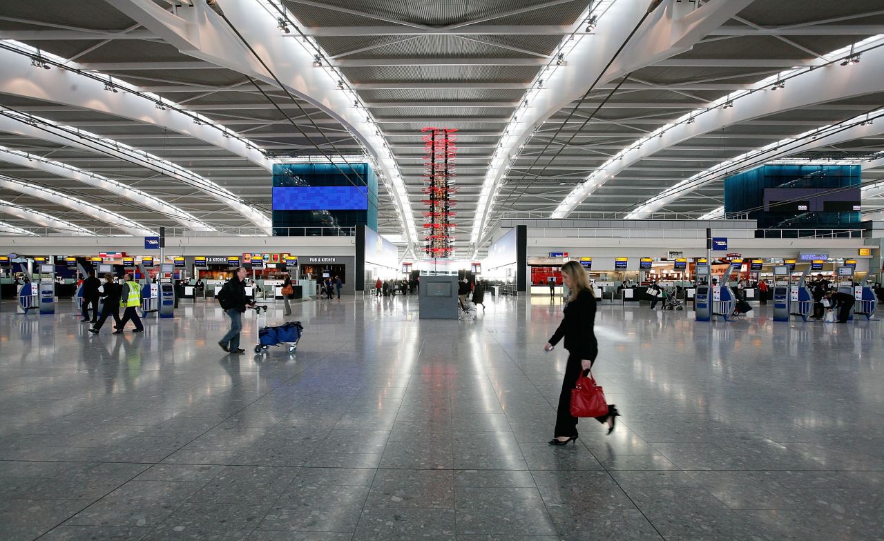 <strong>7. London's Heathrow Airport (United Kingdom). </strong>This<strong> </strong>London airport flew 80.1 million passengers in 2018, also ranking second place for international passenger traffic.