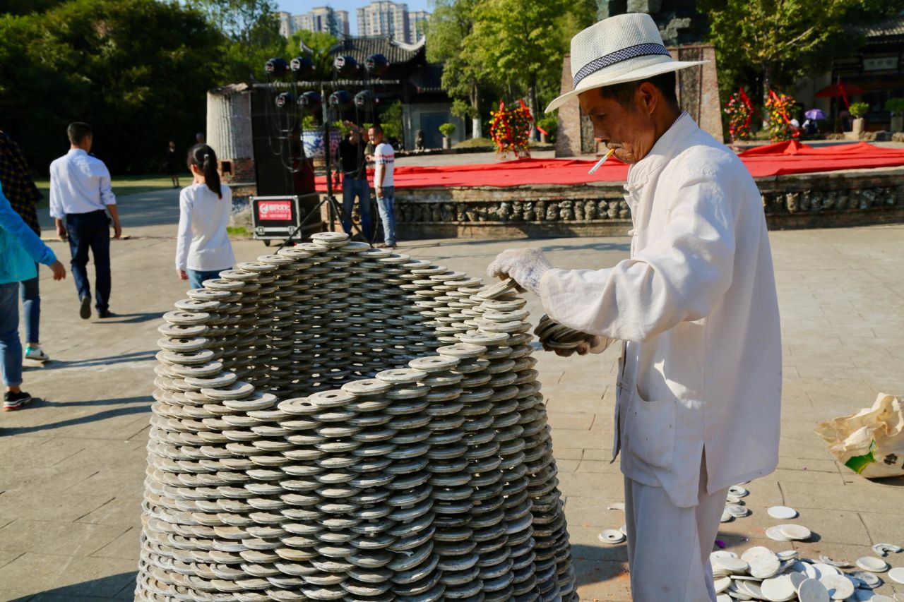 <strong>The kiln god: </strong>In Jingdezhen's ancient kiln area, an altar for the kiln god is being built with small ceramic pieces for the upcoming ritual. Jingdezhen ceramists still pray to the kiln god before firing each batch, hoping to get the best products. 