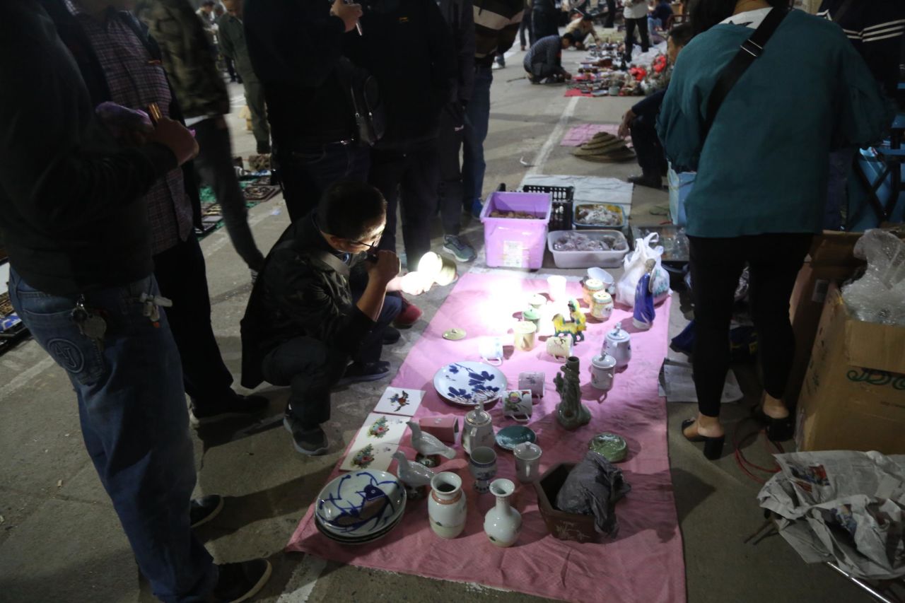 For history buff and antique lovers, Jingdezhen's  "ghost market" for antiques is the best for hunting old pieces and curios. Market-goers arrive before dawn with flashlights and magnifiers and illuminate pieces that catches their eye. 
