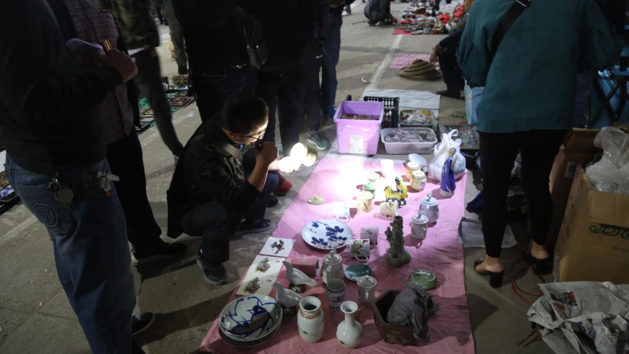 For history buff and antique lovers, Jingdezhen's  "ghost market" for antiques is the best for hunting old pieces and curios. Market-goers arrive before dawn with flashlights and magnifiers and illuminate pieces that catches their eye. 
