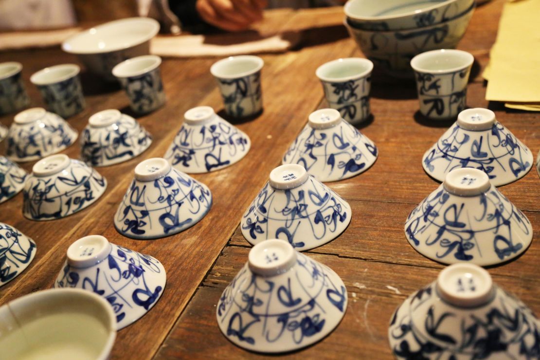 Jindezhen-produced teacups can vibrate and "make sound" with wet fingers rolling around the rim. 