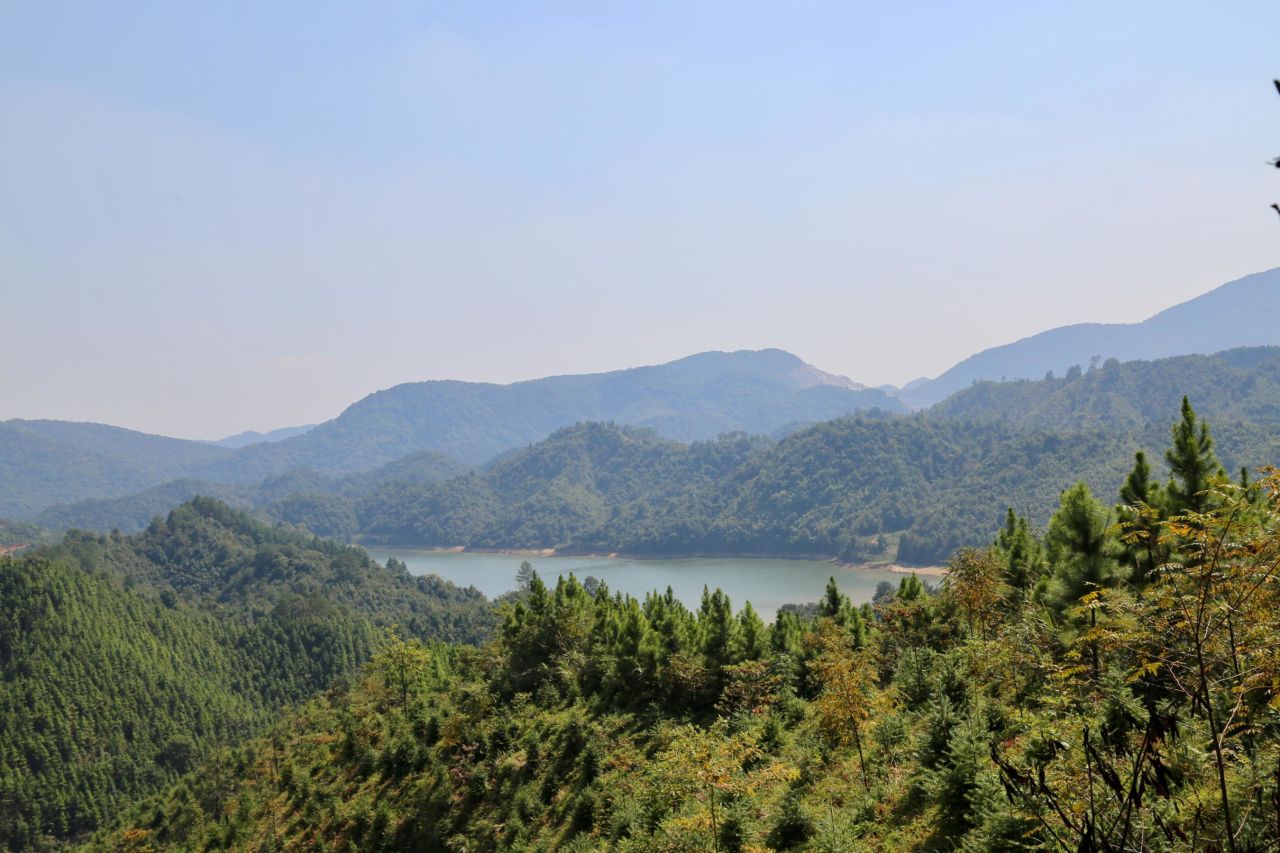 <strong>Natural scenery: </strong>Despite being a manufacturing hub for 1,700 years, Jingdezhen is never short of great natural scenes. The surrounding area boasts abundant hidden landscape -- verdant mountains, winding streams, tea plantations, paddies and bamboo forests. 