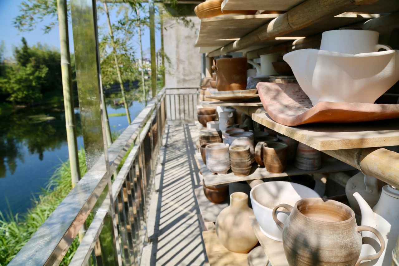 <strong>An uninterrupted life: </strong>Jingdezhen's rich resource of porcelain and beautiful natural scene have drawn many artists who pursue an uninterrupted life.