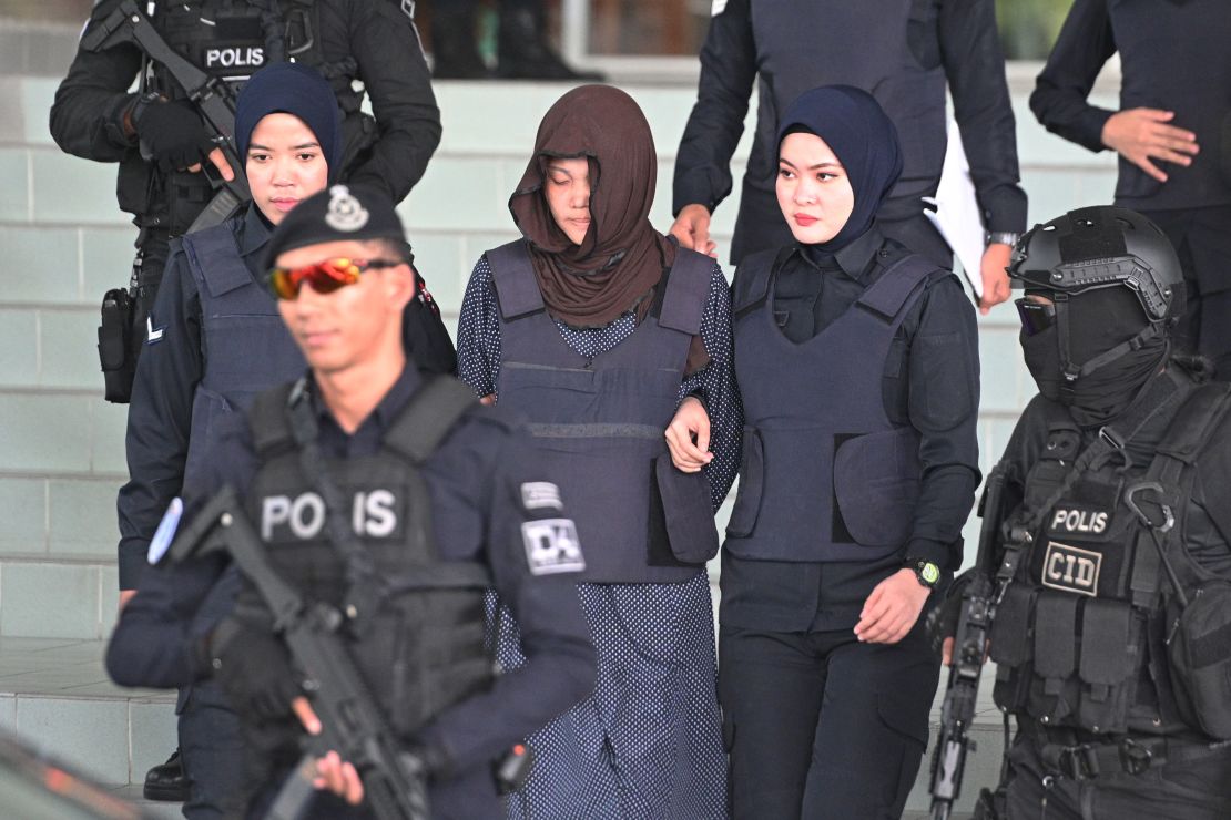 Vietnamese national Doan Thi Huong (center) is escorted by Malaysian police after a hearing at the Shah Alam High Court on Monday.