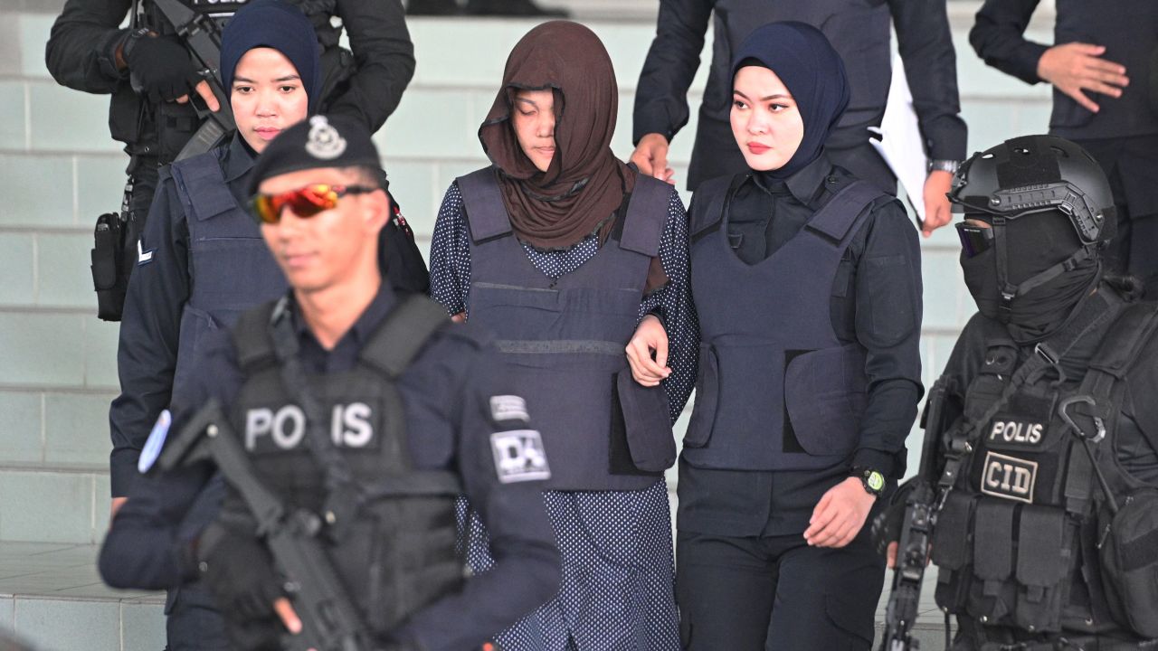 Vietnamese national Doan Thi Huong (center) is escorted by Malaysian police after a hearing at the Shah Alam High Court on Monday.