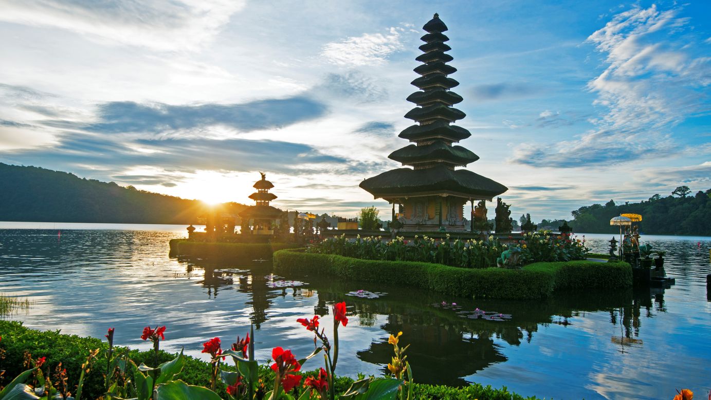 Asia ge. Пура Бесаких, Бали, Индонезия. Бали (остров в малайском архипелаге). Храм на воде Бали. Парк Кью Бали.