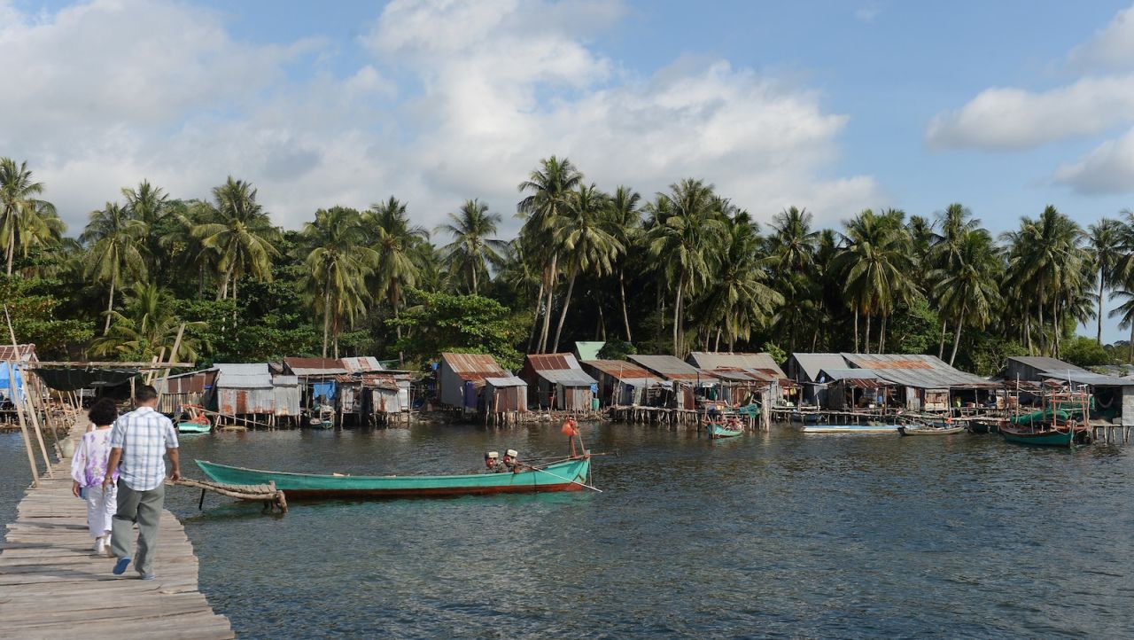 <strong>Floating restaurants: </strong>Travelers can kayak through fishing villages or dine on fresh seafood aboard a floating platoon, go squid fishing or visit a pearl farm to see how "Pearl Island" got its nickname.