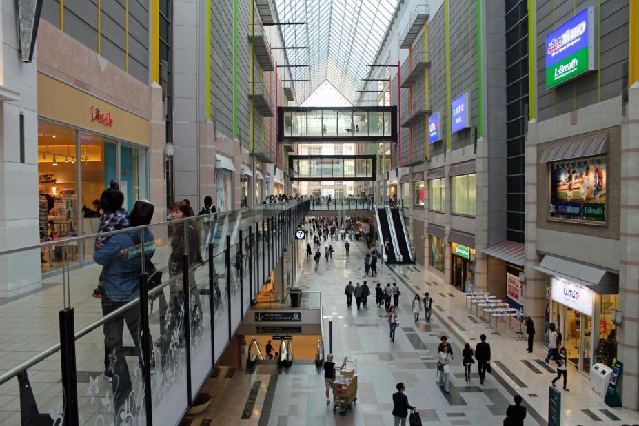 A view of one of the expansive malls in Kobe Harborland. 