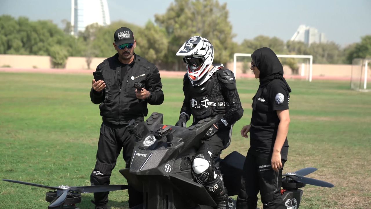 Hoversurf, making good on a deal signed in 2017, gifted its first serial production unit of the S3 2019 to Dubai Police so officers could begin trials. 