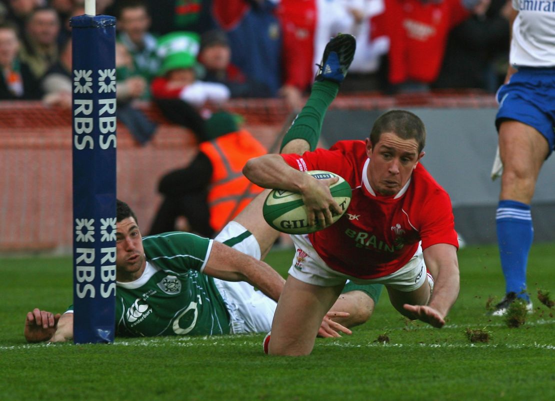 Williams scores against Ireland at the 2008 Six Nations Championship.