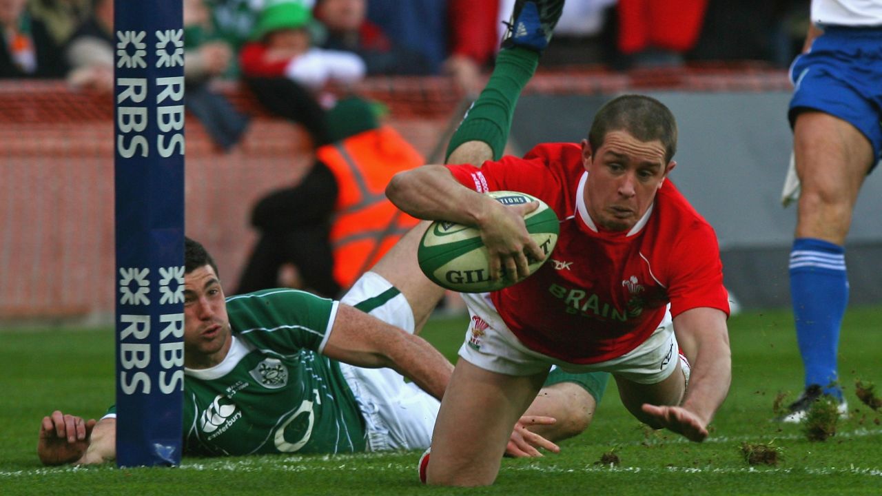 Williams scores against Ireland at the 2008 Six Nations Championship.