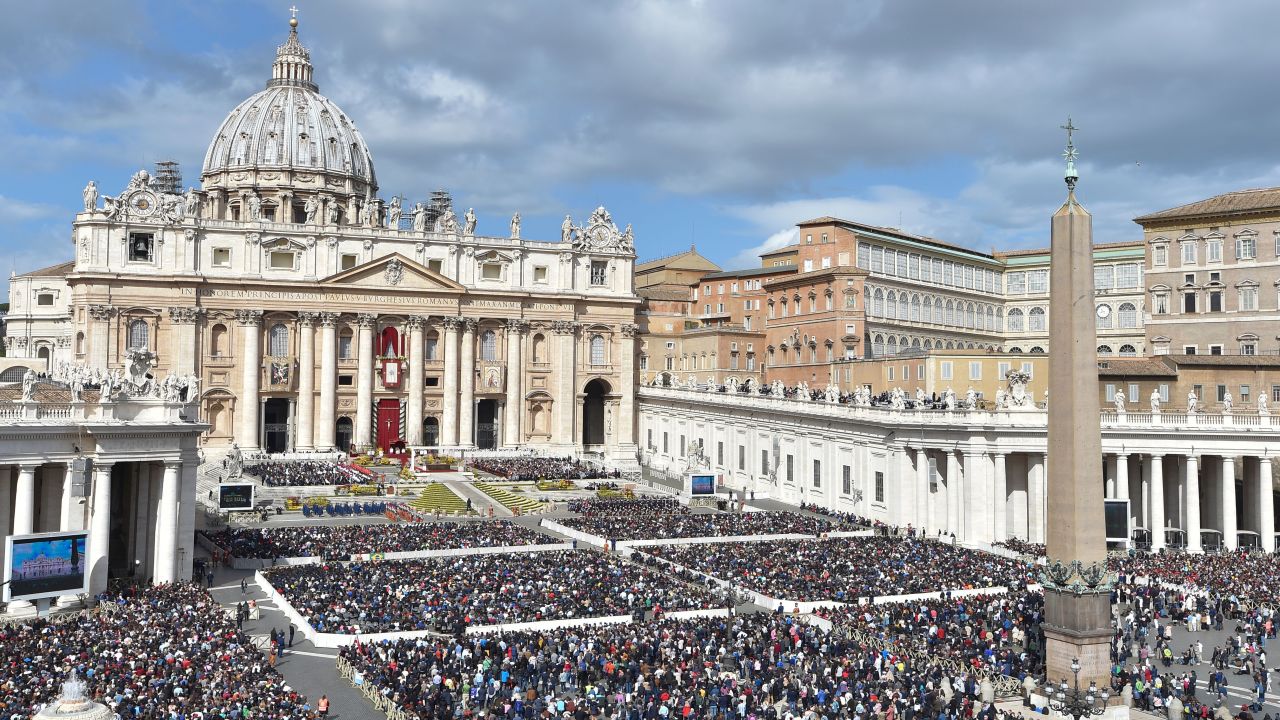 <strong>Easter.</strong> The faithful attend the Mass of Easter celebrated by Pope Francis on April 1, 2018, at Saint Peter's Square in Vatican City.