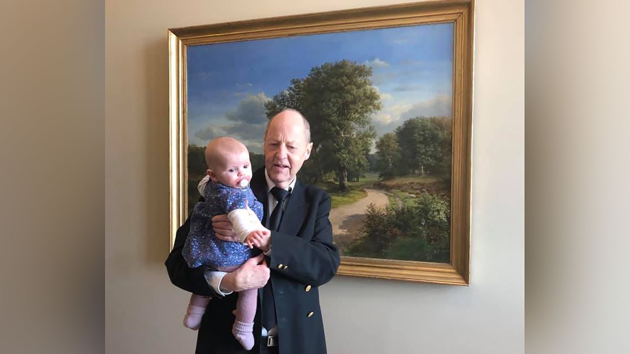 Abildgaard thanked a parliamentary officer for holding her daughter while she voted.