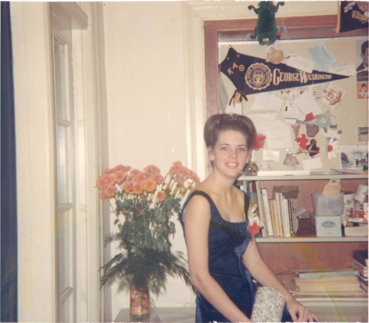 In the late 1960s, Warren attended George Washington University on a debate scholarship. She dropped out after two years to get married, but she graduated from the University of Houston in 1970.