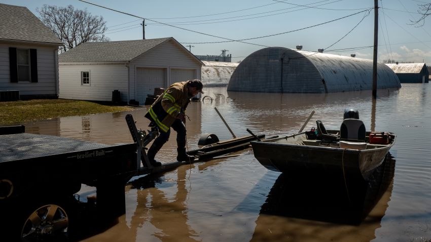 Bryce Moran loads a boat back onto a truck after going to look at his office and seeing that it was completely flooded, in Hamburg, Iowa, March 20, 2019. Hamburg residents held back the Missouri River in 2011, then had to tear down the improvised levee that saved them. Much of the town is now under water. (Hilary Swift/The New York Times)