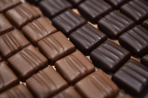 Chocolate: The average 100-gram chocolate bar uses 1,700 liters of water. Cocoa production mainly relies on rainfall and has a 98% green footprint. <br />