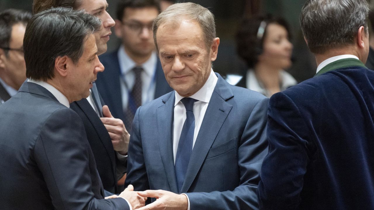 Donald Tusk, president of the European Union (EU), center, speaks with Giuseppe Conte, Italy's prime minister, left, at the start of round-table talks.