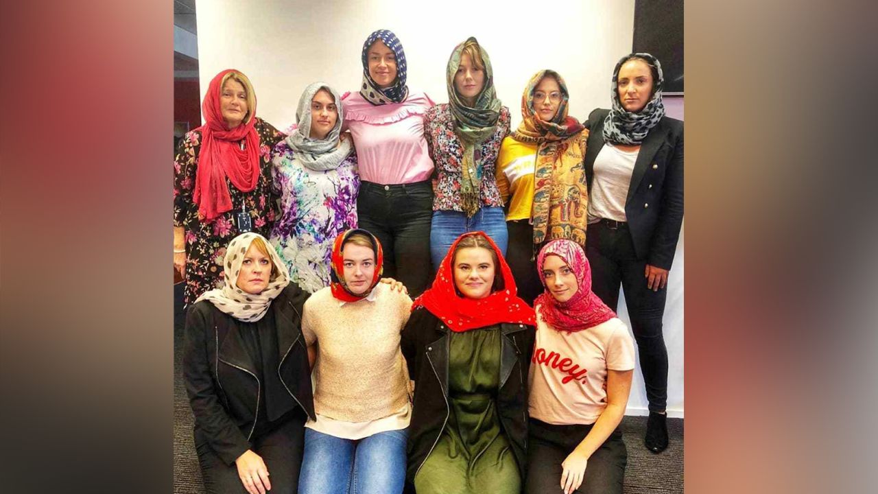 New Zealand women are wearing headscarves to show their support for the Muslim community a week after the mosque attacks. 