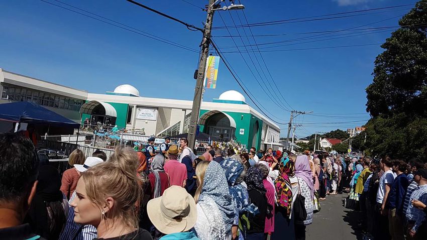 Human chain forming around Wellington mosque before Friday prayer CREDIT Veronika Meduna