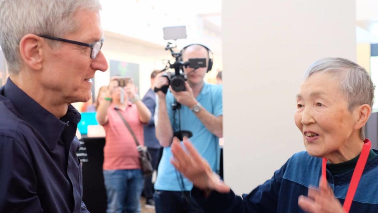 Masako Wakamiya speaks with Apple CEO Tim Cook at an event in San Francisco in 2017.