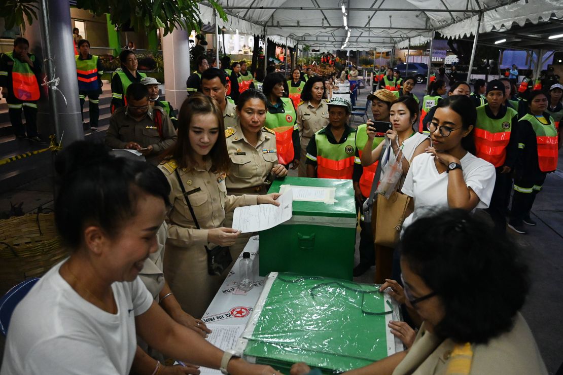 People watch the vote counting process at a polling station in Bangkok on March 24, 2019 after polls closed in Thailand's general election. 