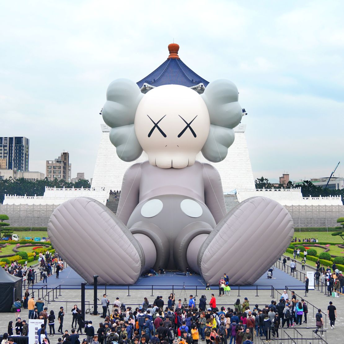 Slightly smaller versions of the project, named "KAWS: Holiday," have appeared in front of Taipei's Chiang Kai-shek Memorial Hall and in Seoul's Seokchon Lake. 